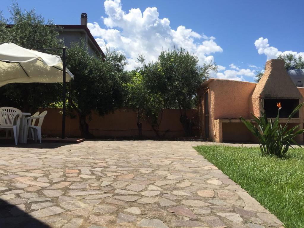 Appartamenti In Villa Con Ampio Giardino Esterno Posada  Exterior foto