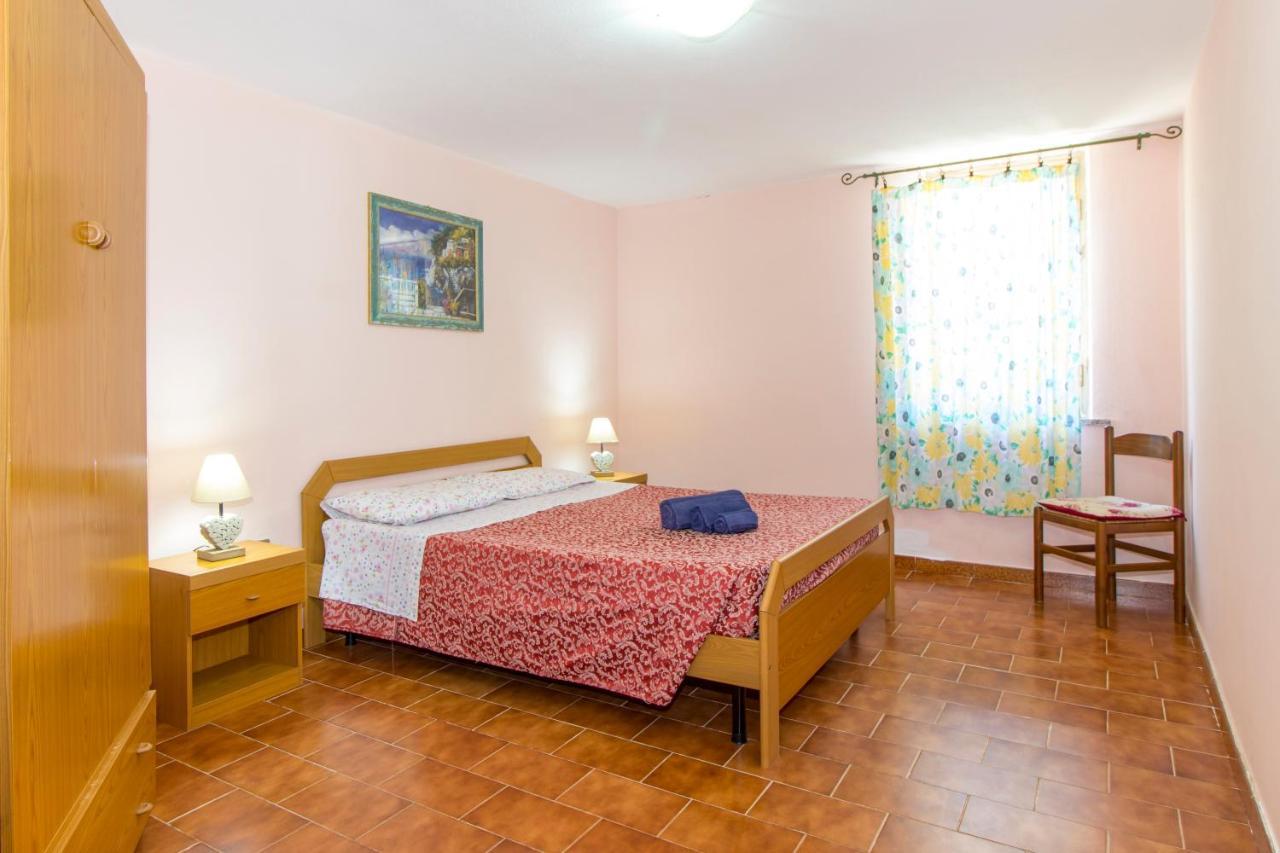 Appartamenti In Villa Con Ampio Giardino Esterno Posada  Exterior foto