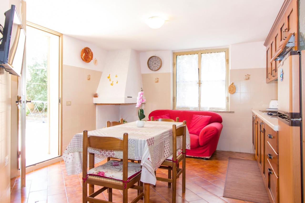Appartamenti In Villa Con Ampio Giardino Esterno Posada  Exterior foto