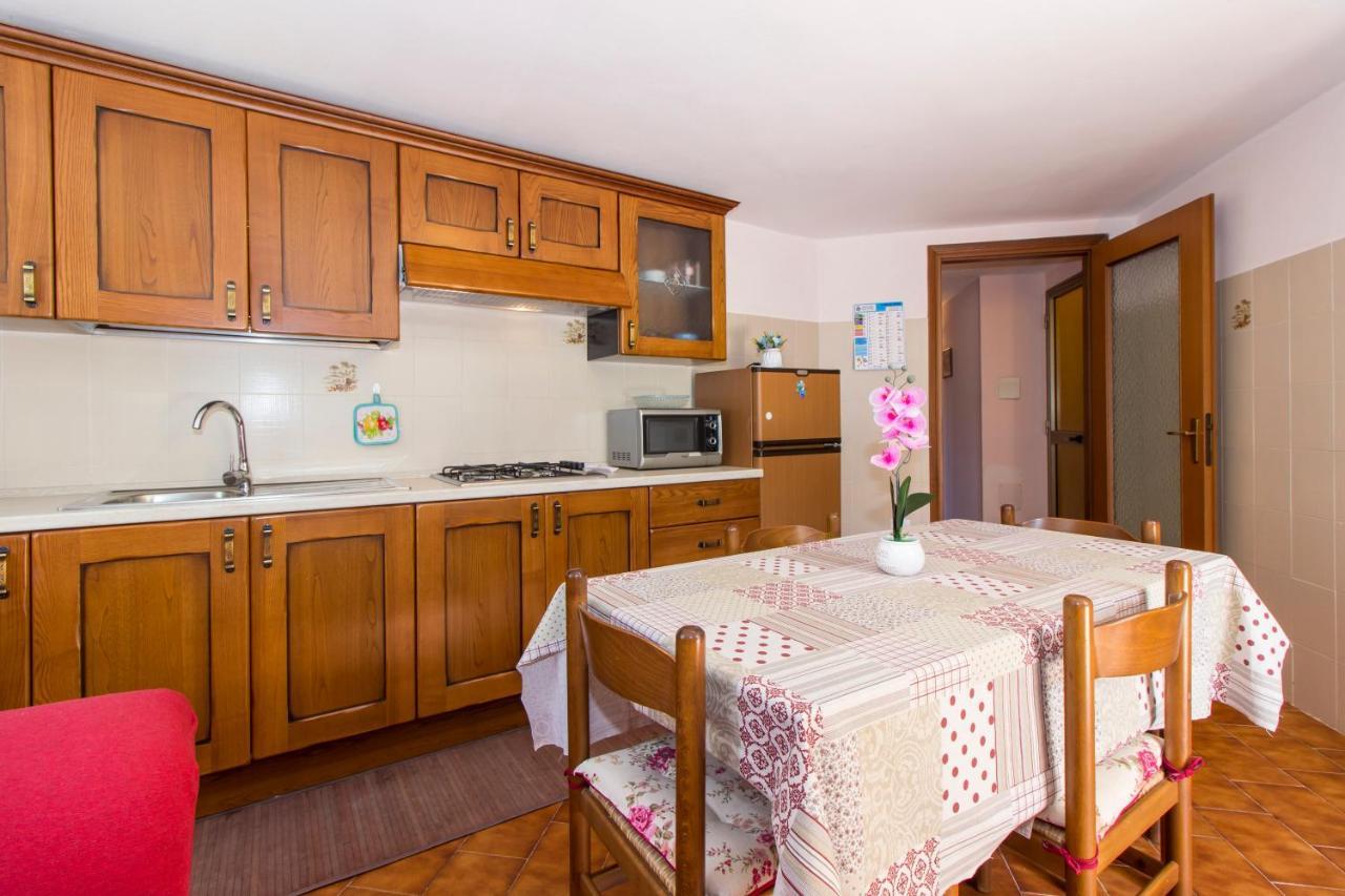 Appartamenti In Villa Con Ampio Giardino Esterno Posada  Exterior foto
