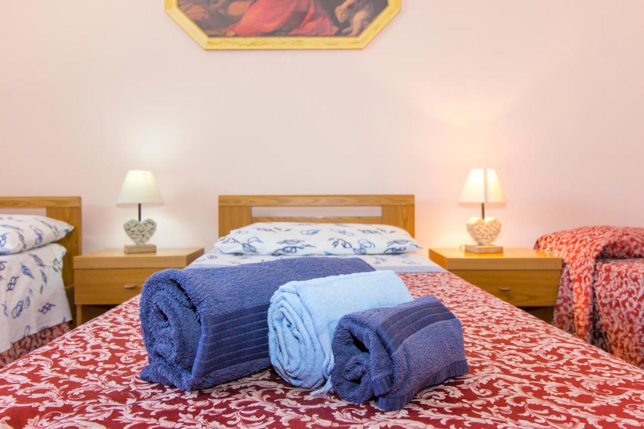 Appartamenti In Villa Con Ampio Giardino Esterno Posada  Exterior foto