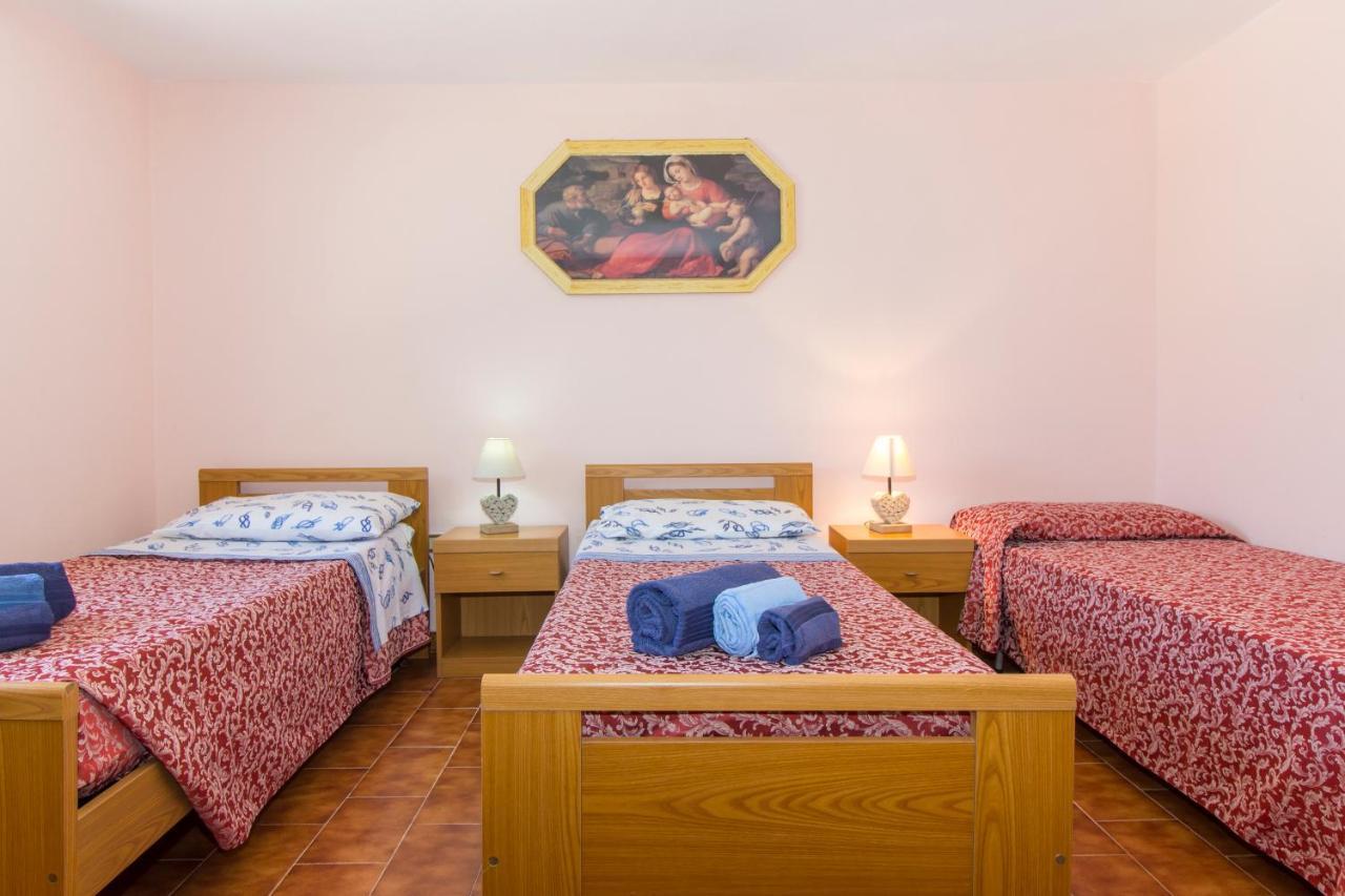 Appartamenti In Villa Con Ampio Giardino Esterno Posada  Exterior foto