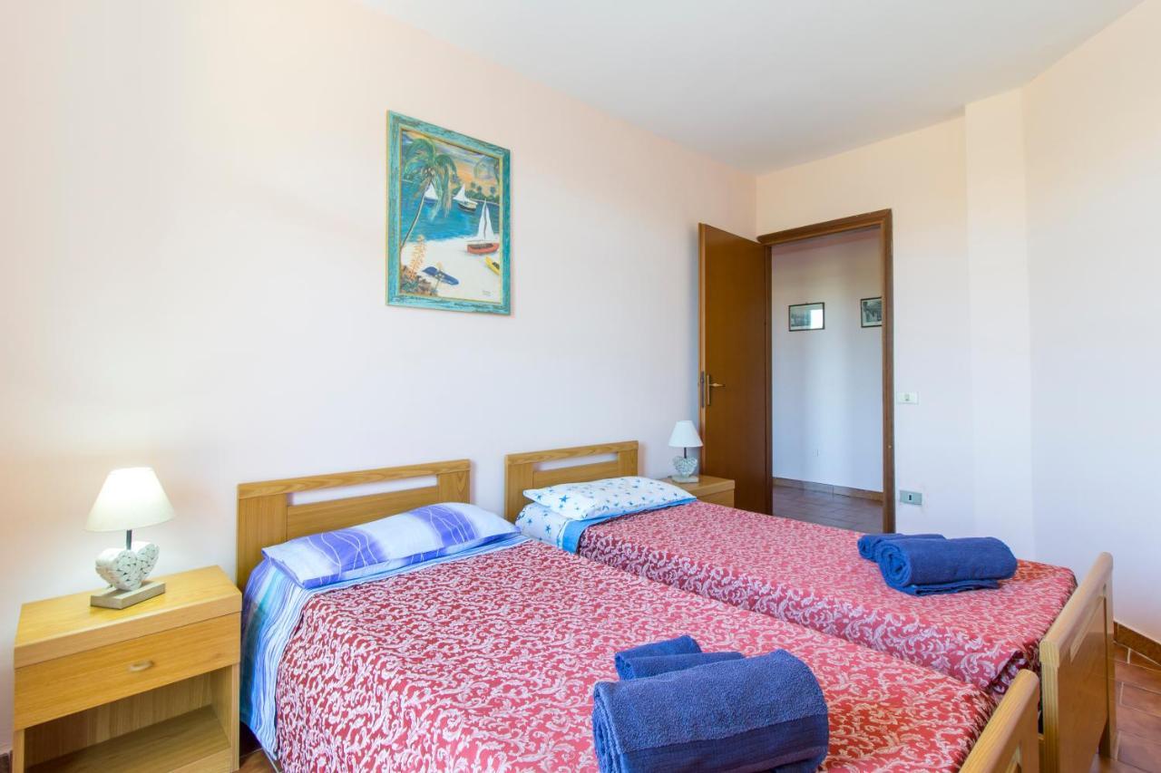 Appartamenti In Villa Con Ampio Giardino Esterno Posada  Exterior foto