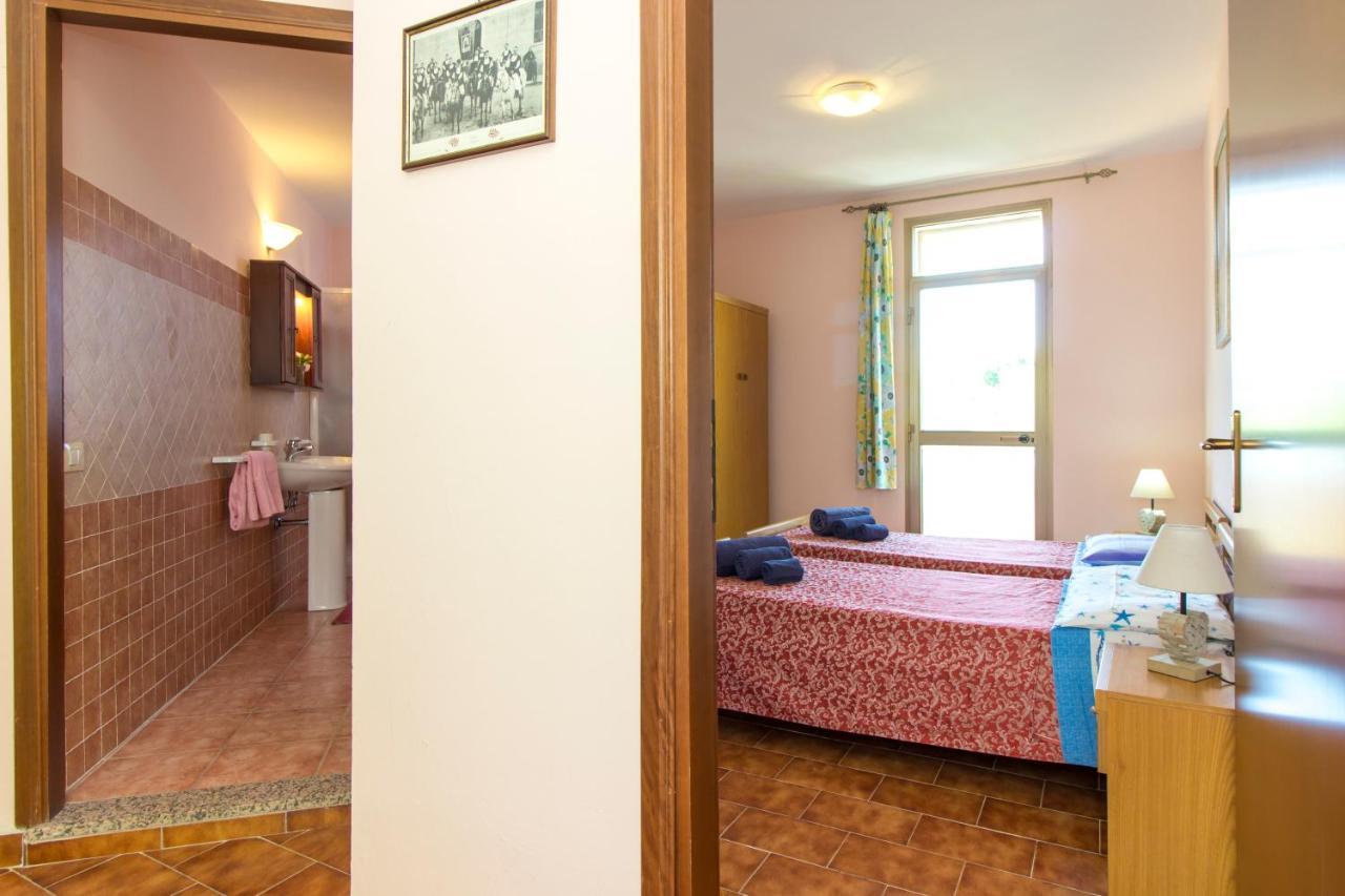 Appartamenti In Villa Con Ampio Giardino Esterno Posada  Exterior foto