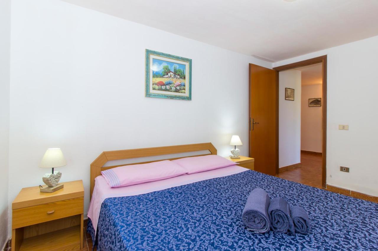 Appartamenti In Villa Con Ampio Giardino Esterno Posada  Exterior foto